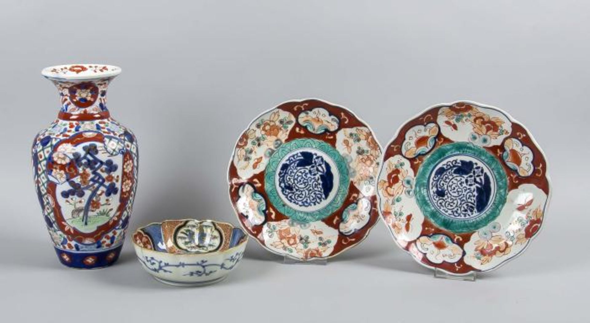 Four parts 19th century Imari porcelain: 1x beautiful vase with floraal- and gold decor (good), 1x