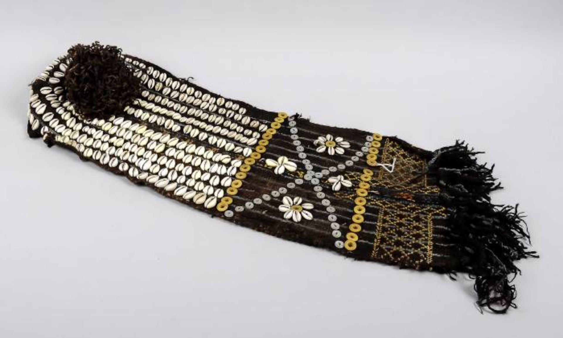 African robe, full embroidered with shells and buttons 20th century 77x24cm. Cond .: G