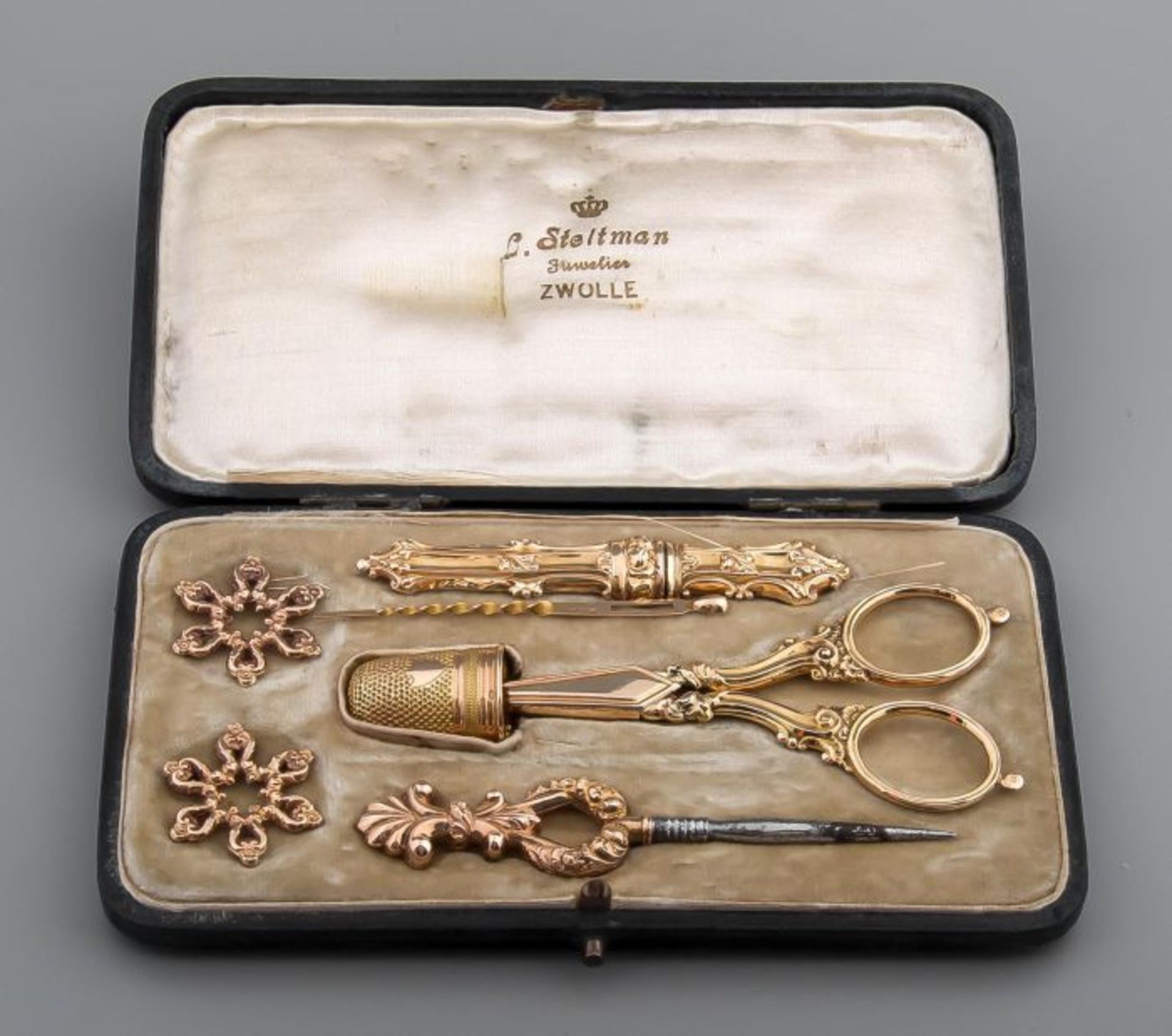 Eight-piece gold (535/000) sewing kit in case comprising: needle case, scissors with sheath, thimble