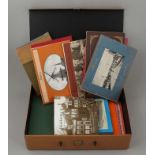 Suitcase with 17 booklets on old postcards 20th century, mainly Holland 10x34x27cm. Cond .: RG