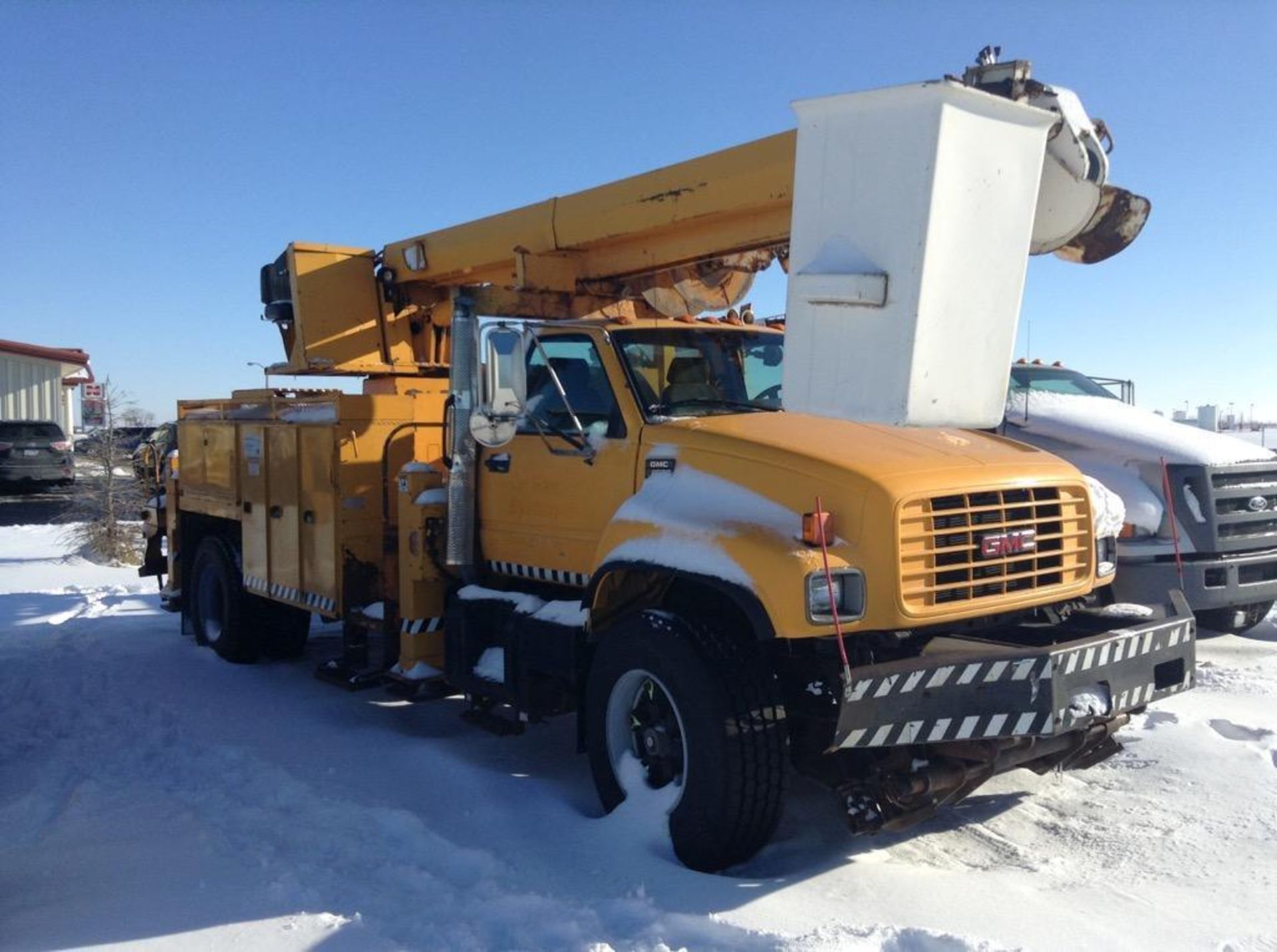 1997 GMC Topkick bucket truck w auger , outriggers , power tool hookup, 61k cat 6.6L 5 SPD