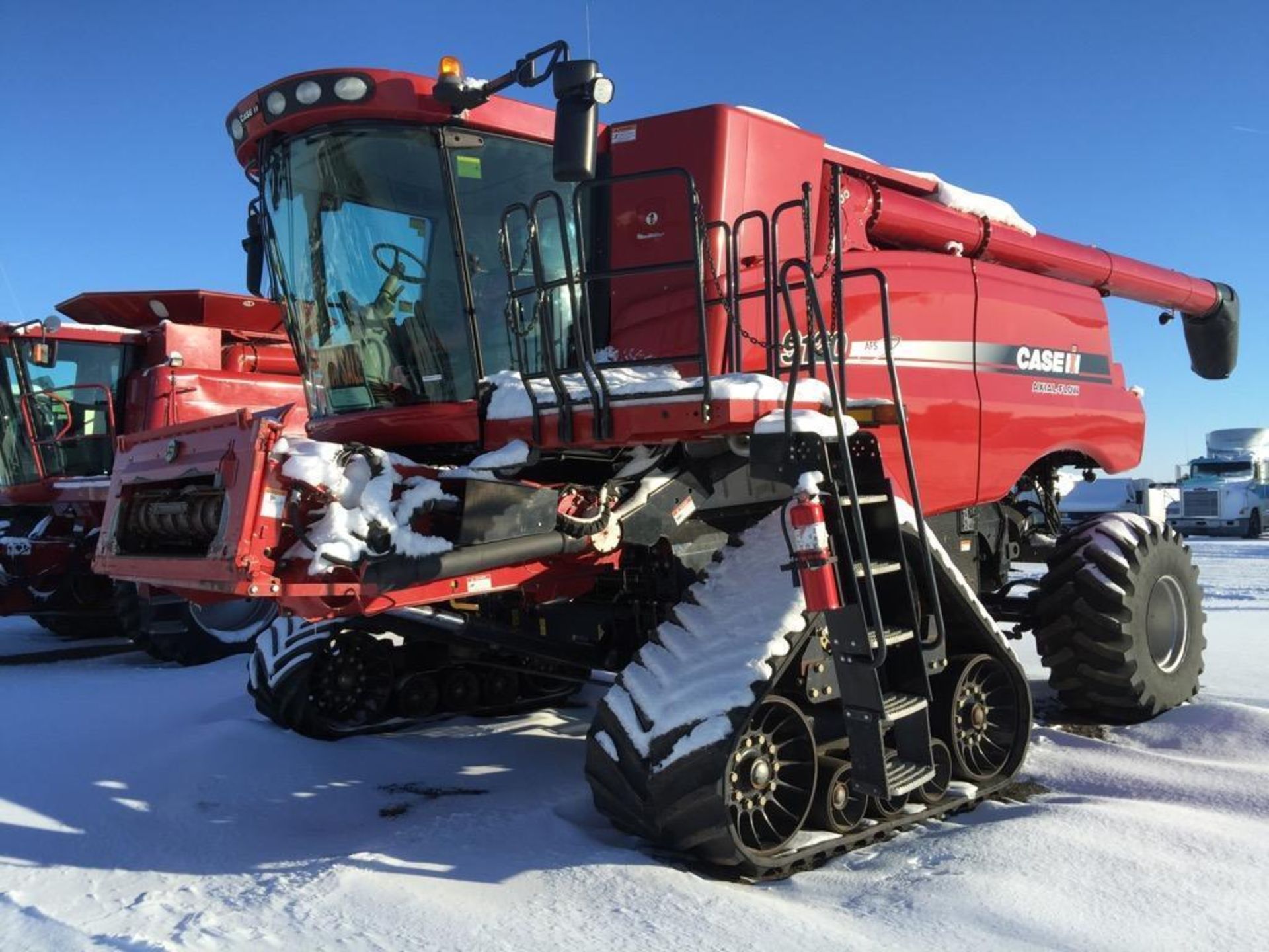 Lot 16 - 2009 Case IH 9120 Combine, auto steer, gps monitor , 36" factory tracks , 1200 sep hours, - Image 2 of 4
