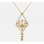 PERIDOT-PERL-ANHÄNGERKETTE.  England, um 1900.   333/- Gelbgold, gestempelt, Gewicht: 6,2g. L.ca.