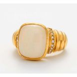 OPAL-DIAMANT-RING.  Deutschland, um 1980.   750/- Gelbgold, gestempelt (verschlagen), Gewicht: 11,