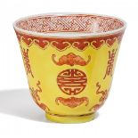 SMALL CUP. PORCELAIN.Qing dynasty, Guangxu period (1875-1908).In iron red on a yellow fond five bats