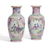 PAIR VASES. PORCELAIN. FAMILLE ROSE.Republic period, first half 20th century.In cartouches scenes