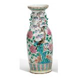 VASE MIT VÖGELN UND BLÜHENDEN PÄONIEN. China. Qing-Zeit. Ende 19. Jh./Anfang 20. Jh. Porzellan,