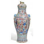 VASE AND LID WITH OPERA SCENES. PORCELAIN.Qing Dynasty, late 19th/early 20th century. Porcelain