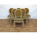 6 medaillonstoelen
set van 6 beschilderde houten medaillonstoelen bekleed met streepvelours en