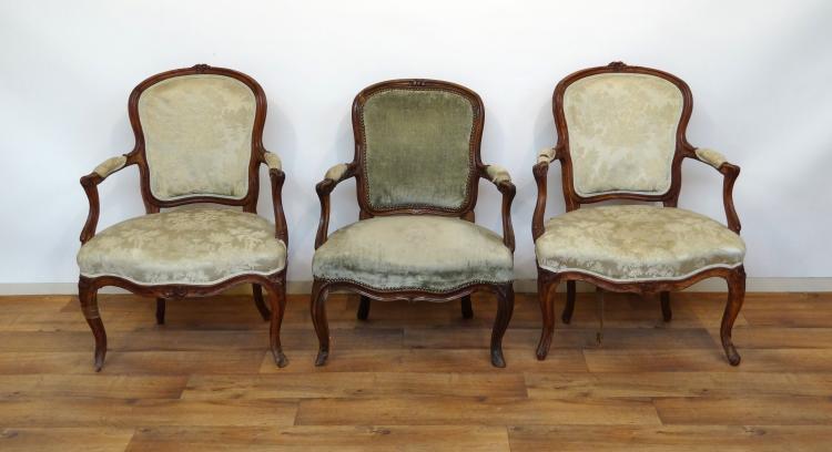 3 diverse 18e eeuwse fauteuils
set van 3 vruchtenhouten Louis XV fauteuils met boogvormige rug,
