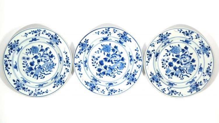 3 Chinese borden
serie van 3 blauw/wit Chinees porseleinen borden met floraal decor, Qianlong, 18e