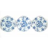 3 Chinese borden
serie van 3 blauw/wit Chinees porseleinen borden met floraal decor, Qianlong, 18e