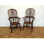 2 Windsor armstoelen
Stel Engelse Windsor armstoelen met gespijlde rug en rustend op gedraaide