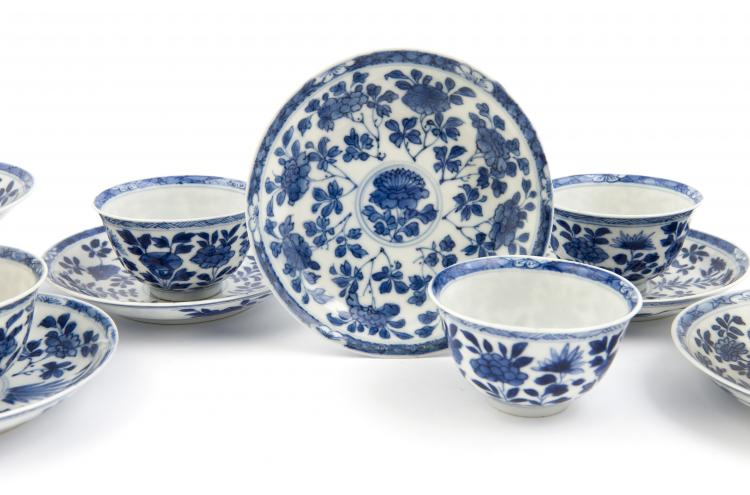 6 Chinese kop en schotels
serie van 6 blauw/wit Chinees porseleinen kop en schotels met floraal