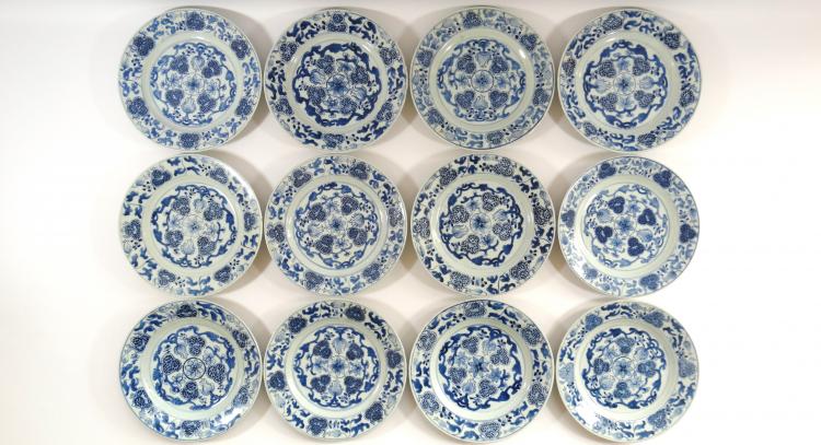 serie van 12 Chinees porseleinen borden
serie van 12 blauw/wit Chinees porseleinen borden met