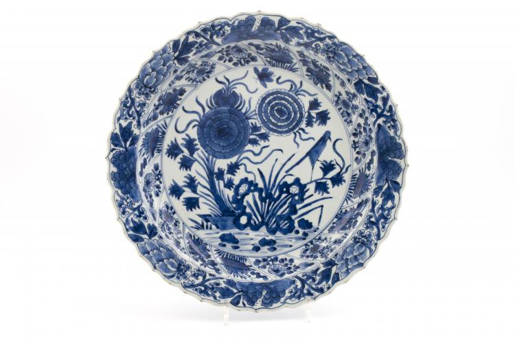 grote Chinese schotel, Kangxi
blauw/wit Chinees porseleinen schotel met decor van vogel en bloemen