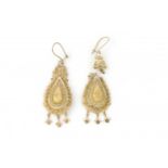 2 gouden oorhangers
stel amandelvormige gouden oorhangers versierd met filigrain, 19e eeuw,