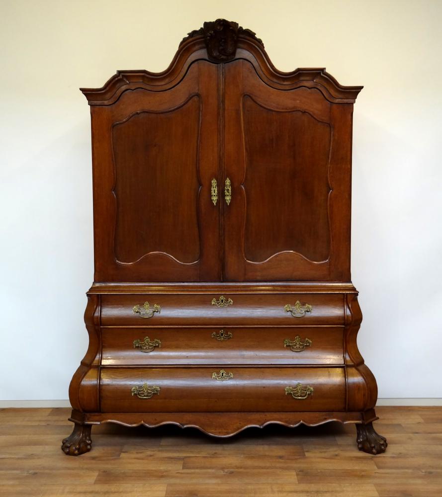 dubbelgebogen eiken kabinet
Hollands eiken Louis XV kabinet met oplopende kap versierd met