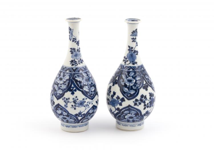 stel Chinese flesvazen
stel balustervormige blauw/wit Chinees porseleinen flesvazen met vol