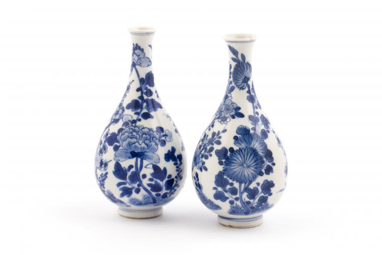 stel Chinese flesvazen
stel balustervormige blauw/wit Chinees porseleinen vaasjes met decor van