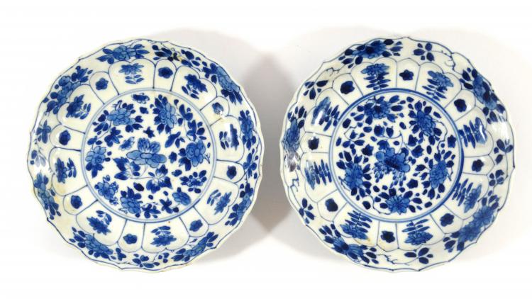 2 Kangxi schoteltjes
stel blauw/wit Chinees porseleinen bordjes met floraal decor, Kangxi, circa