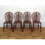 4 Engelse stoelen
set van 4 Engelse eiken stoelen met boogvormige gespijlde rug rustend op gedraaide