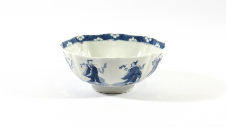 blauw/wit porseleinen kom
Chinees porseleinen Kangxi kom met gecontourneerde rand en decor van