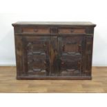 eiken Duitse kast
Duits eiken buffet met 2 laden en paneeldeuren, hoodfzakelijk 18e eeuw, h. 110,