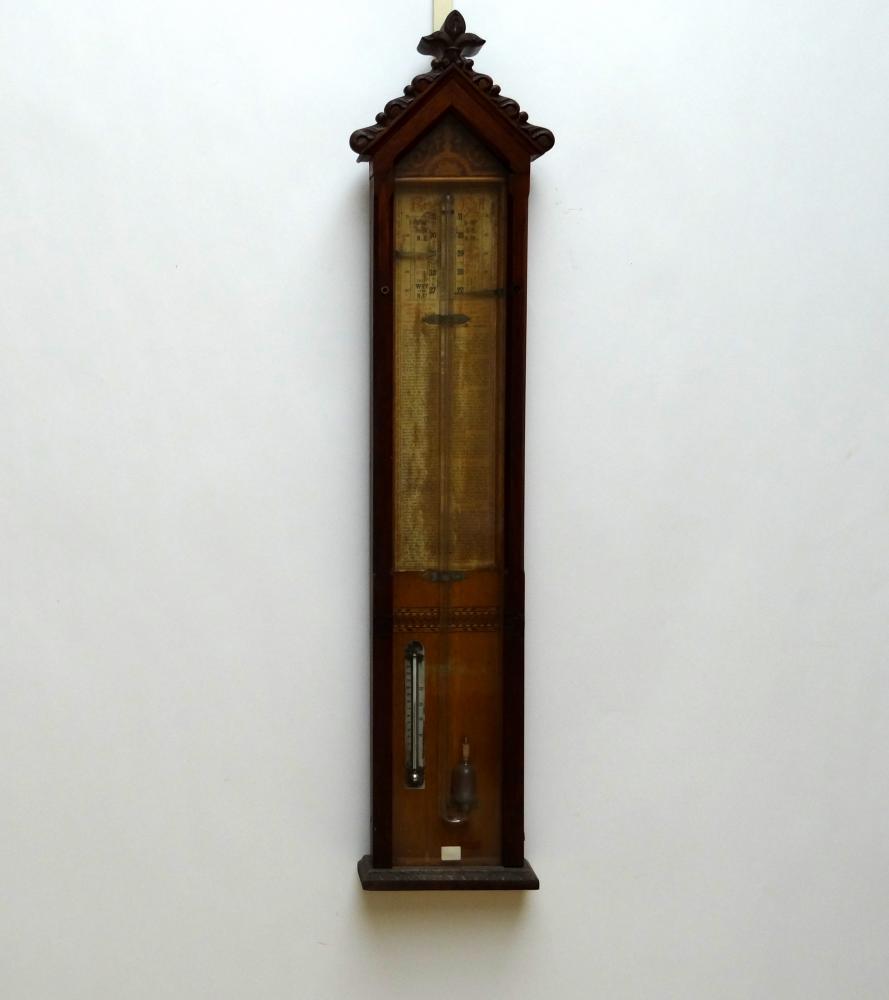 Fitzroy barometer
eiken Fitzroy barometer met papieren schaalplaten, 19e eeuw, h. 116 cm.