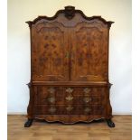 kabinet
Hollands wortelnoten gefineerd Louis XV kabinet met oplopende kap versierd met gestoken