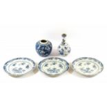 3 Chinese borden en 3 vazen
3 blauw/wit Chinees porseleinen borden met floraal decor, Qianlong,