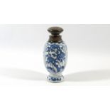 Kangxi theebus met zilveren dop
blauw/wit Chinees porseleinen theebus met floraal decor, Kangxi,