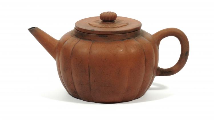 Yixing trekpotje
meloenvormig Chinees terracotta Yixing trekpotje met rozetvormige knop, 19e eeuw,