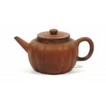 Yixing trekpotje
meloenvormig Chinees terracotta Yixing trekpotje met rozetvormige knop, 19e eeuw,