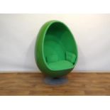 groene cocoonstoel
eivormige groene kunststof 'cocoon' fauteuil, voorzien van gestoffeerde