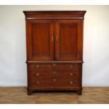 eiken biedermeier kabinet
Hollands eiken biedermeier kabinet met rechte kap, stel paneeldeuren en