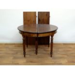 tafel met 2 tussenbladen
Engelse eiken Victoriaanse coulissentafel met rond blad, rustend op