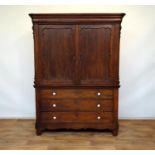 biedermeier kabinet
Hollands eiken biedermeier kabinet met rechte geprofileerde kap, 2 geschulpte