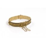 gouden filligrain armband
18 krt. gouden streekarmband, versierd met ijzeren bandjes en filigrain
