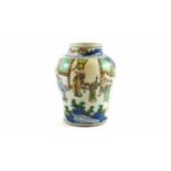 Chinese Wucai vaas
Chinees porseleinen Wucai vaas met doorlopend decor van figuren in interieur,