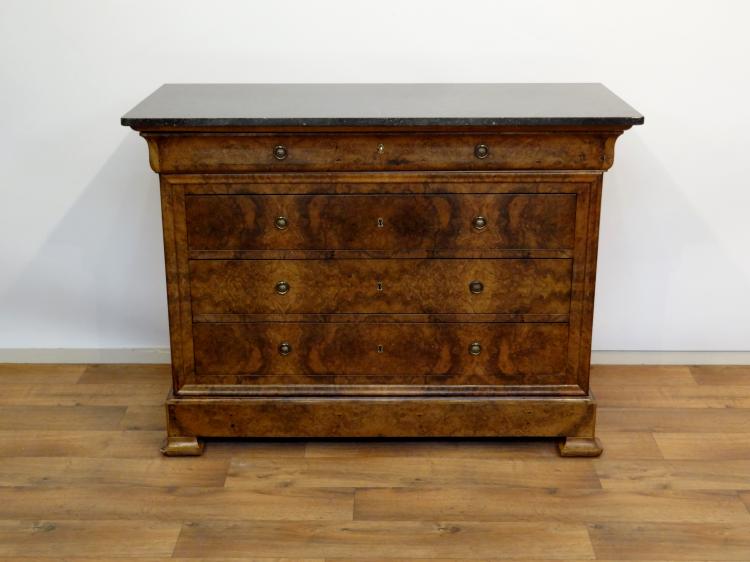 Franse commode
Franse wortelnoten gefineerde Louis Phillippe commode met marmeren bovenblad, gebogen