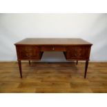 mahonie bureau plat
mahonie bureau plat ingelegd met leer en voorzien van 5 laden versierd met