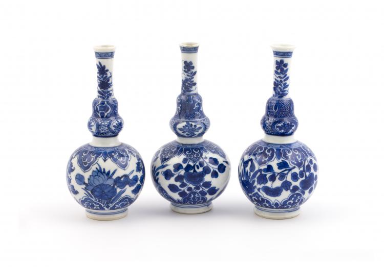 serie van 3 knobbelvaasjes
serie van 3 blauw/wit Chinees porseleinen knobbelvaasjes met decor van