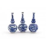 serie van 3 knobbelvaasjes
serie van 3 blauw/wit Chinees porseleinen knobbelvaasjes met decor van