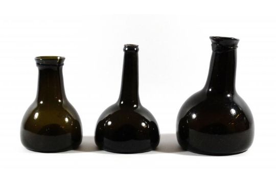3 antieke flessen antieke groenglazen flessen waaronder zaadfles, eeuw, h. 19, en 24