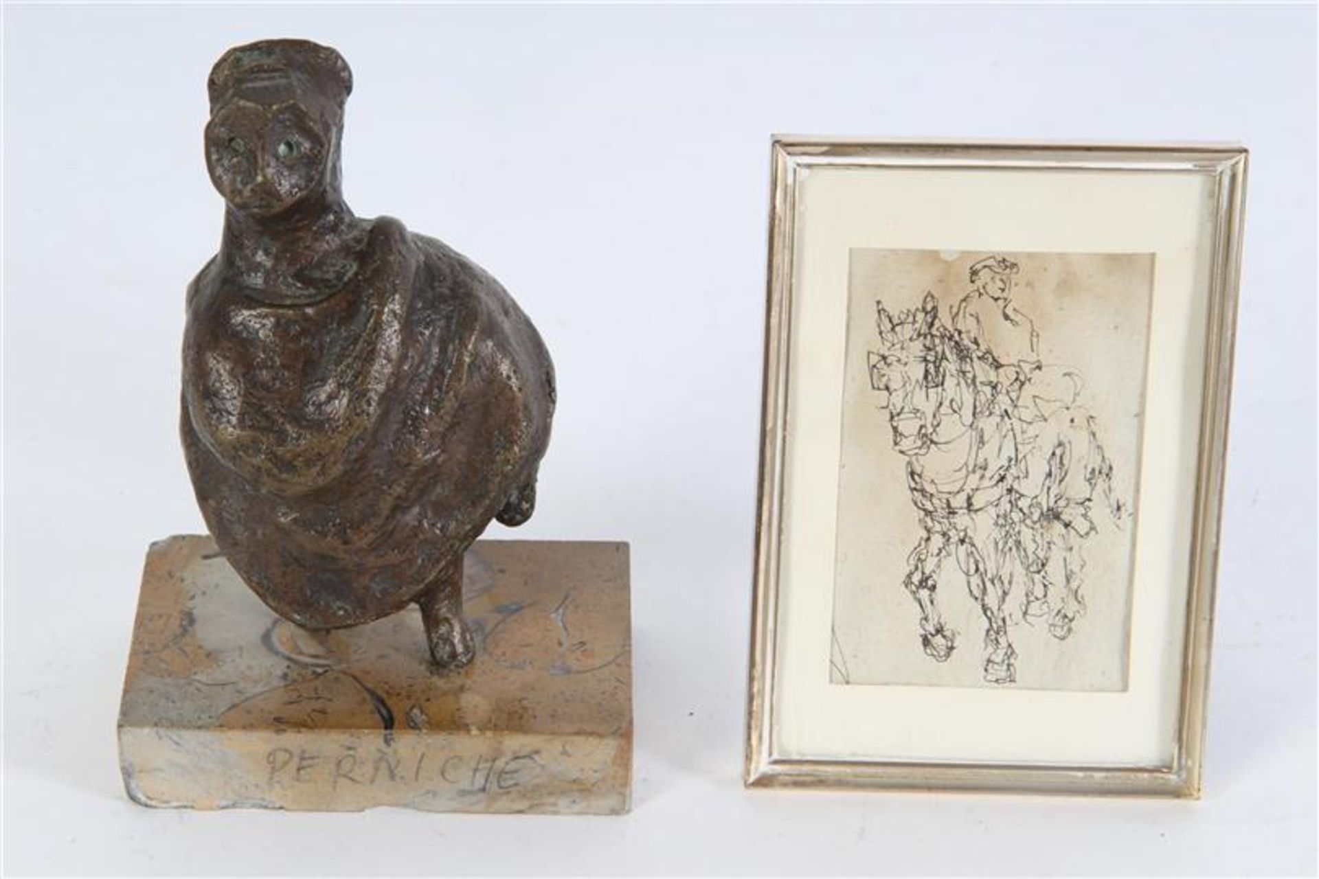 Bronzen sculptuur op marmeren voet. Toegevoegd pentekening 'Man op paard'' van Piet Spijker.    H: