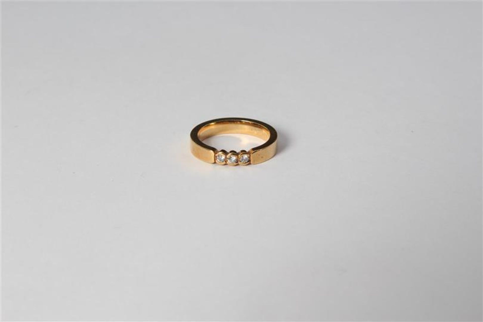 Gouden ring, 14 kt, met drie briljantjes.    Ringmaat: 16.25, Gewicht: 4.9 g.