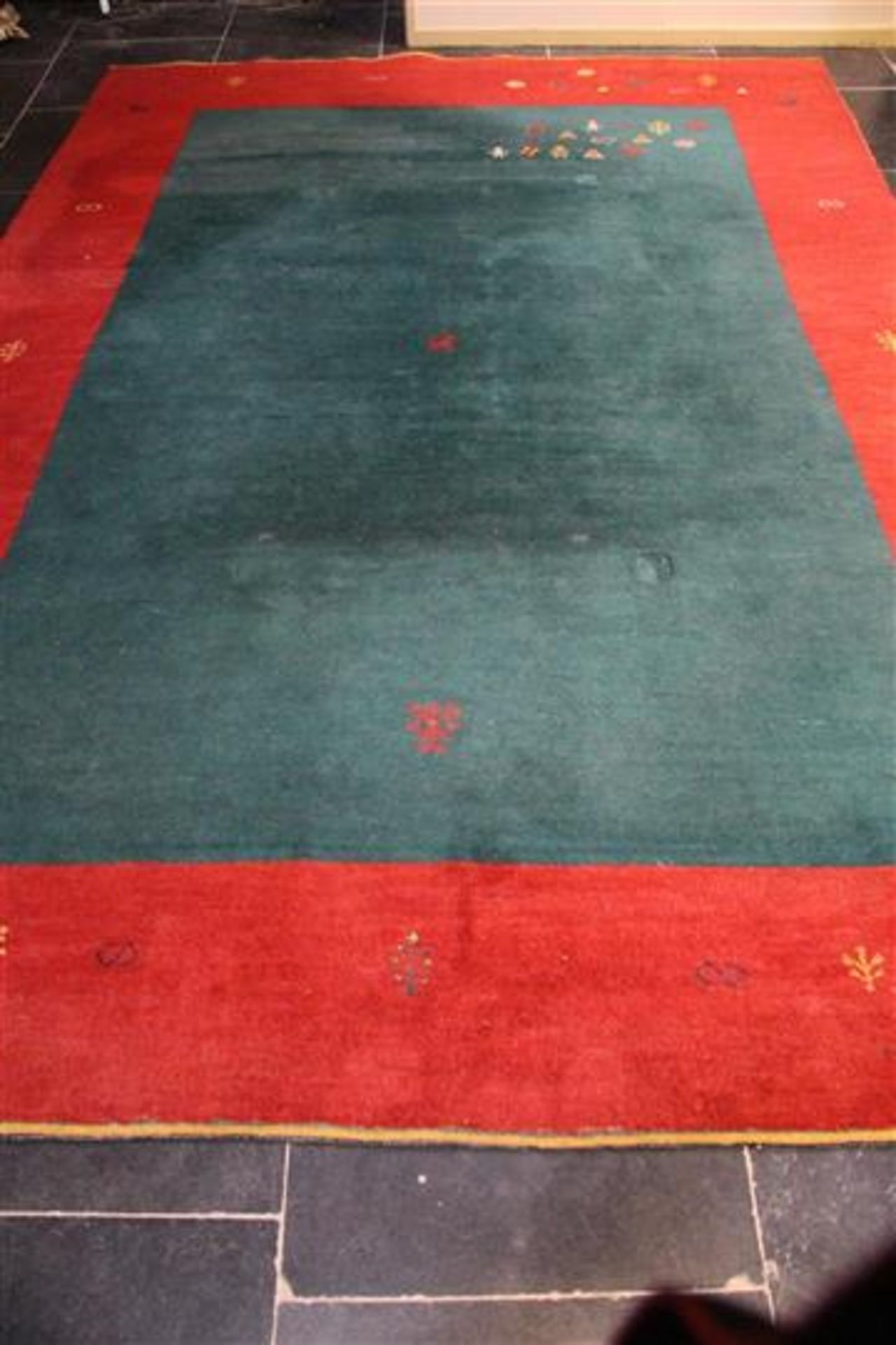 Gabbeh tapijt.    LxB: 355 x 254 cm.