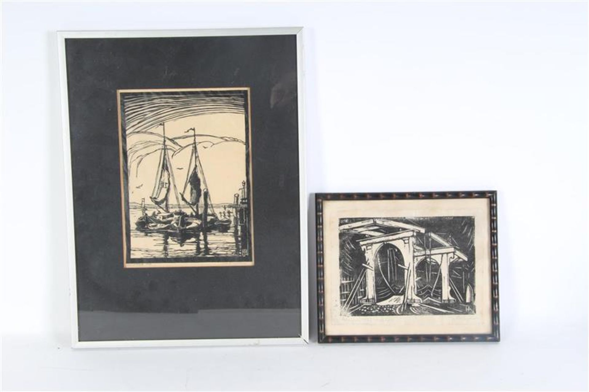 Twee houtsnedes: 'Boten in de haven',Johan Melse  en 'Brug Zierikzee', Hildegard Anderija.