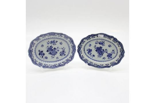 18th Century China Porcelain Platters Lot of 2 decorated in Spearhead and Fishrow, 32 cm long. - Bild 1 aus 2